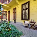 Vintage Downtown Escape 2 Baths 2 Beds