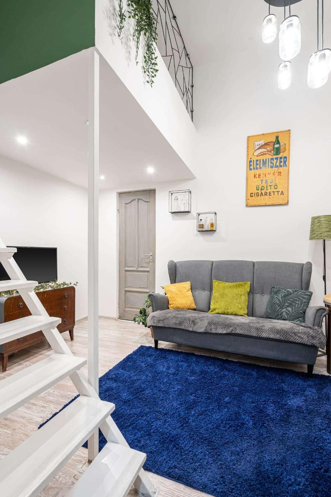 Vintage Downtown Escape 2 Baths 2 Beds Apartment *